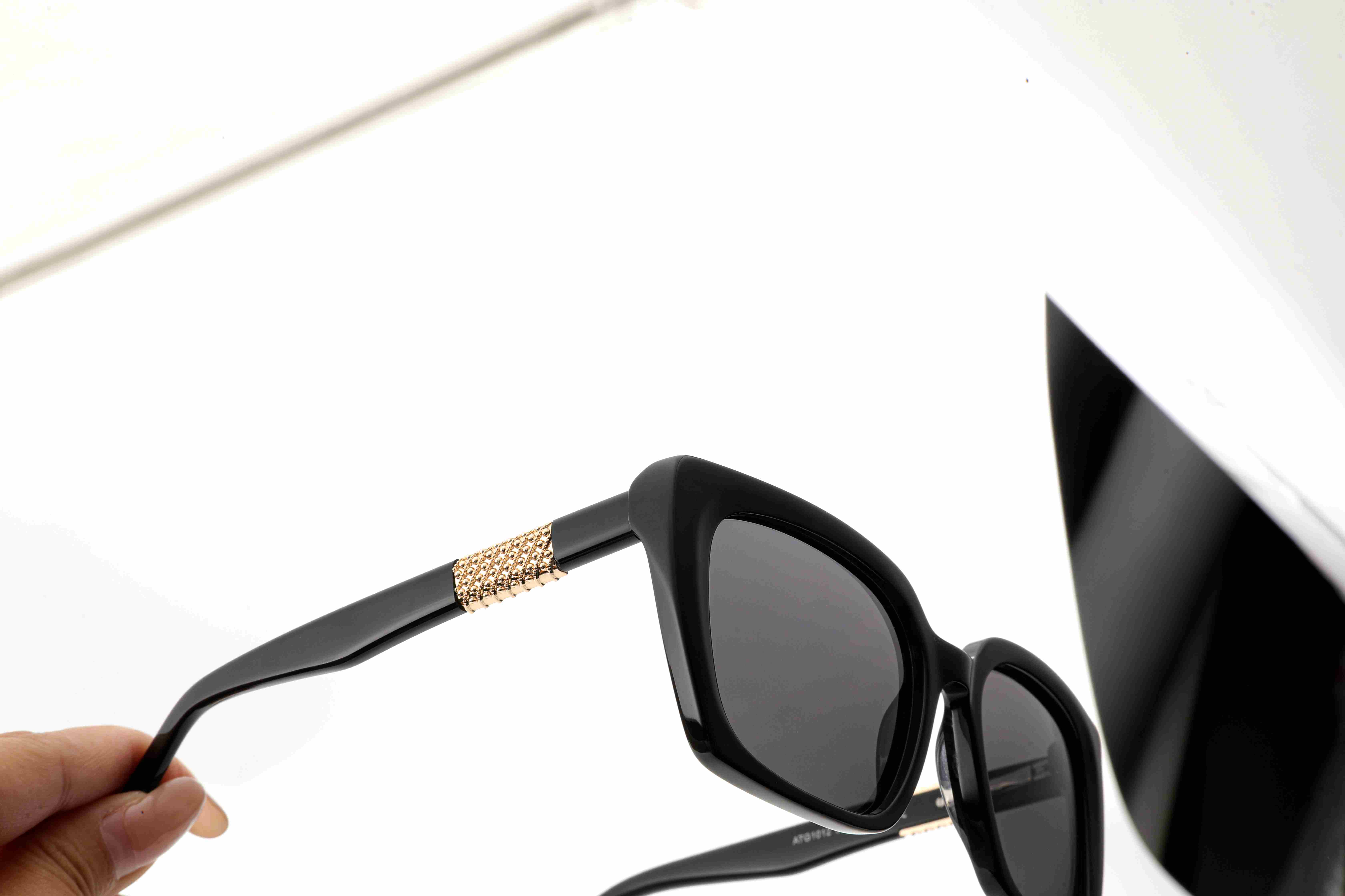 RUISEN'S Vintage Oversized Square UV Protection Luxury Fashion Sunglasses ATG1012