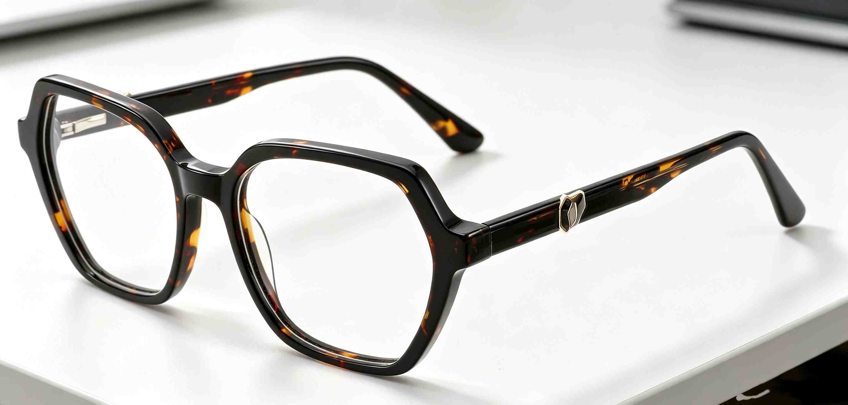 RUISEN’S Artisan Dual-Tone Acetate Gender-Neutral Hexagonal Optical Frame With Contrast Inlay Metal Emblem MG1030