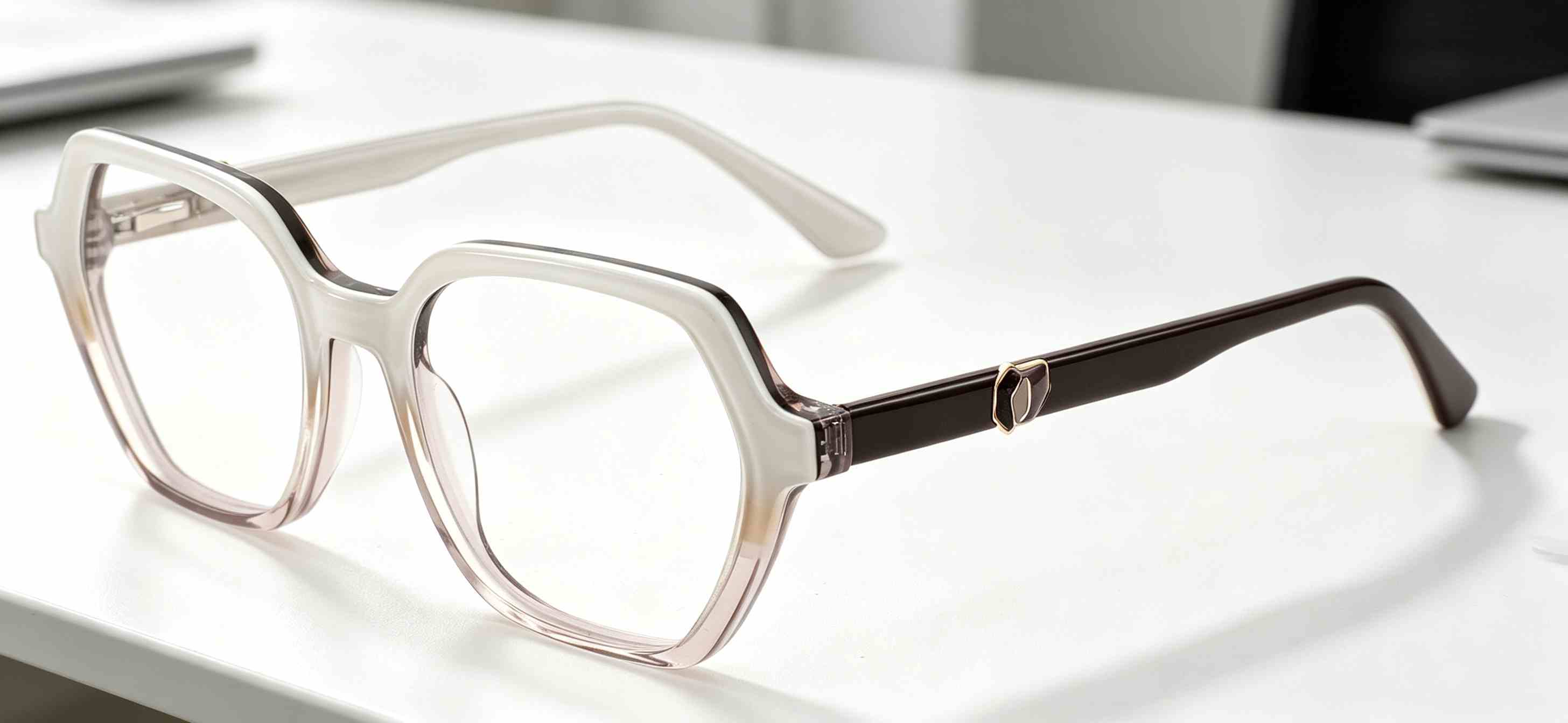 RUISEN’S Artisan Dual-Tone Acetate Gender-Neutral Hexagonal Optical Frame With Contrast Inlay Metal Emblem MG1030
