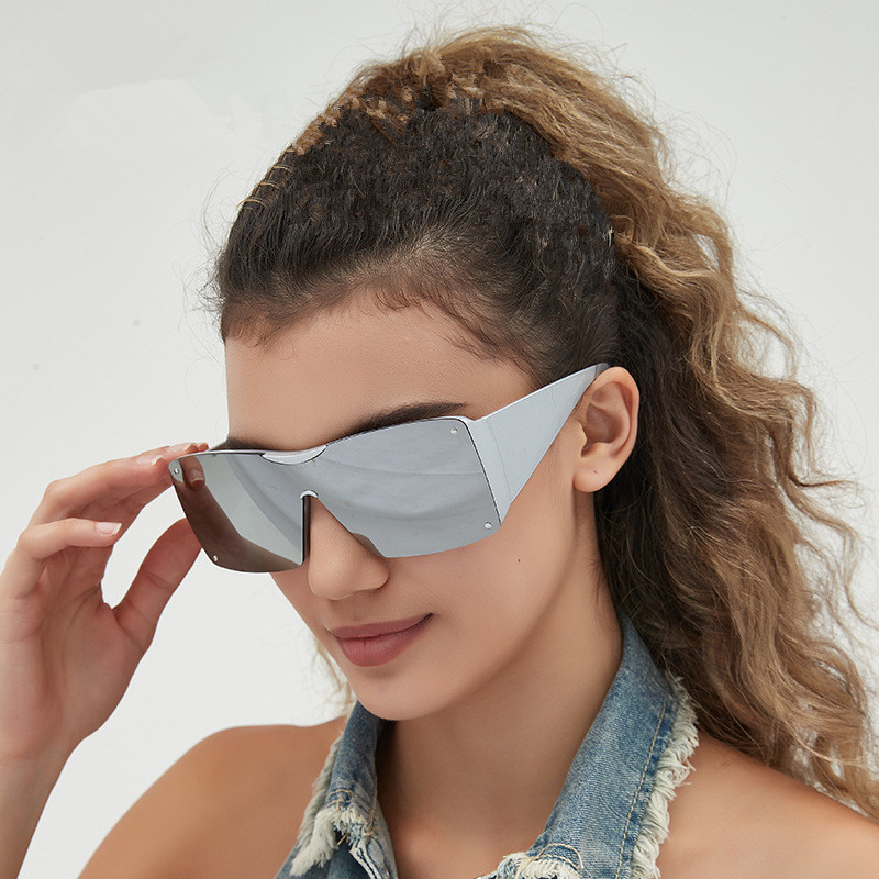 The Glamor And Trend Of Fashion Sunglasses